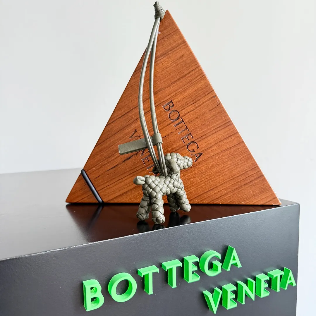 Batch 540 BOTTEGA VENETA2025 new puppy🐕 style pendant Braided puppy is online😎 Leather braided puppy style pendant can be hung on any handbag, and it is as cute, delicate and colorful as it matches with a bag. Cute and cute, it will touch your heart at any time. It can be hung on bags or keychains. Who can resist such a cute puppy? Style number: 807068